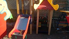 Сборка детского игрового комплекса с горкой для малышей из двух опорных башен